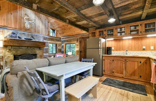 Black Mountain Cabin | Ursa Minor walkable to Black Mtn Golf Course