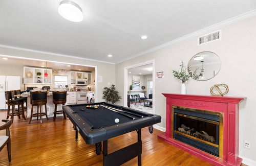 Central Arlington House | USFL! Hot Tub, Pool Table, Fire Pits, King beds, BBQ Fun! 🐾🏡