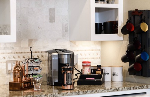 Central Arlington House | USFL! Hot Tub, Pool Table, Fire Pits, King beds, BBQ Fun! 🐾🏡