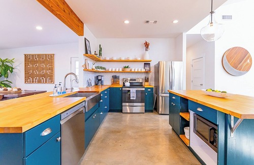 Dripping Springs House | UT Football Fave - Sleeps 18, Pool, Hot Tub