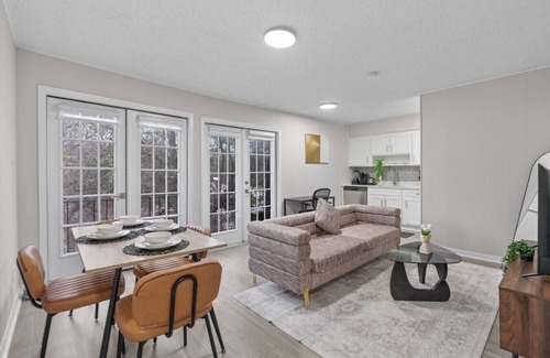 Pemberton Heights Apartment | UT Suite - Sleeps 5 Stay for F1, ACL, Football!