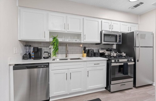 Pemberton Heights Apartment | UT Suite - Sleeps 5 Stay for F1, ACL, Football!