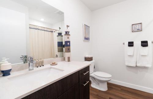 Capitol Hill Apartment | UTAH Maritime, FAST WIFI, Conventions, King Bed