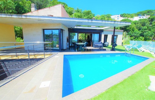Lloret de Mar Villa | V&V LLORET-VILLA NICOLE moderna villa para 9 PAX con piscina privada y barbacoa
