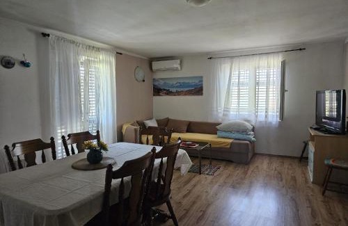 Lovinac Apartment | Vacation House Loreta