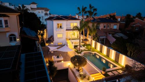 Torrequebrada Villa | VACATION MARBELLA I Sunny Camelia Villa Heated pool, Recently Renovated, Best Residential Neighborhood in Benalmadena, Short walk to the beach, Cinema Room