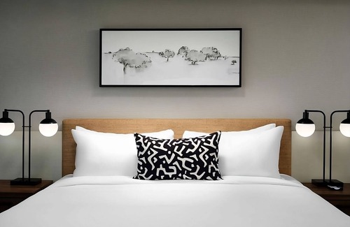 Irvine Business Complex Hotel | Vacation Starts Here! Near Marconi Automotive Museum, Pet-Friendly, w/Pool
