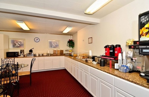 Ontario Hotel | Vacation Starts Here! Pool, Pet-friendly Property, Free Parking, Free Breakfast