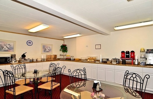 Ontario Hotel | Vacation Starts Here! Pool, Pet-friendly Property, Free Parking, Free Breakfast