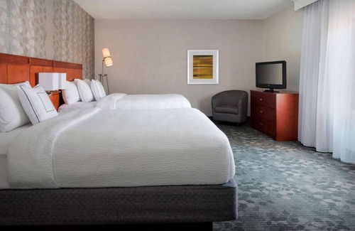 Middletown Hotel | Vacation Starts Here! Near Newport State Airport, w/Pool, Pets are Allowed Here