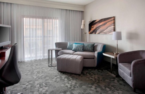Middletown Hotel | Vacation Starts Here! Near Newport State Airport, w/Pool, Pets are Allowed Here