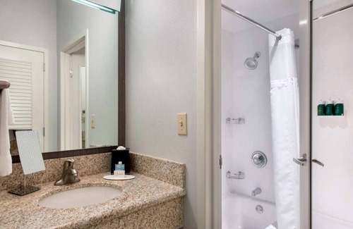 Middletown Hotel | Vacation Starts Here! Near Newport State Airport, w/Pool, Pets are Allowed Here