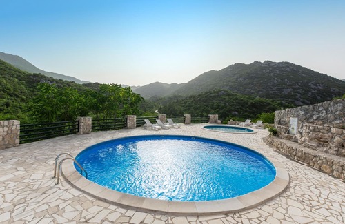Vrgorac House | Vacation with pool and mountain panorama.