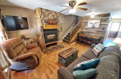 Red River House | Valley Condo 104 - Casa Zia - Creekside - WiFi - Hot Tub - Fireplace - Washer - Dryer - Pet Friendly