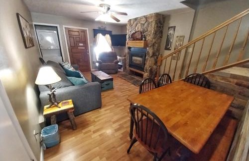 Red River House | Valley Condo 104 - Casa Zia - Creekside - WiFi - Hot Tub - Fireplace - Washer - Dryer - Pet Friendly