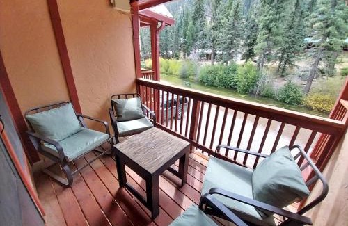 Red River House | Valley Condo 104 - Casa Zia - Creekside - WiFi - Hot Tub - Fireplace - Washer - Dryer - Pet Friendly
