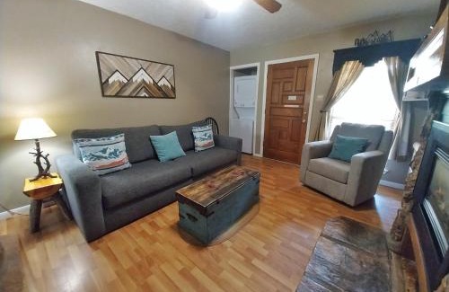Red River House | Valley Condo 104 - Casa Zia - Creekside - WiFi - Hot Tub - Fireplace - Washer - Dryer - Pet Friendly