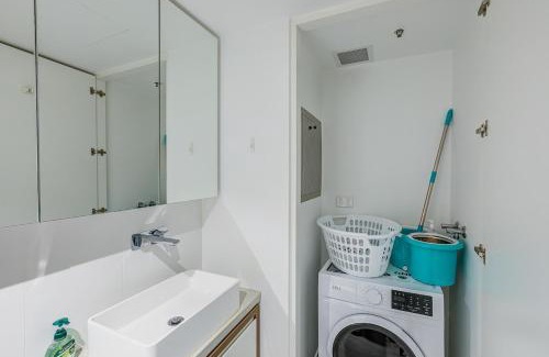 Fortitude Valley Apartment | Valley Lookout - Luxe 1BR plus Exclusive Rooftop Pool