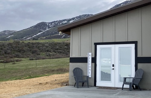 Inkom Apartment | Valley View Mountain Getaway! Four Seasons of Fun!