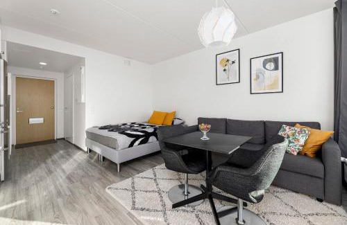 Hameenlinna Apartment | Valoisa huoneisto parvekkeella ja järvinäköalalla