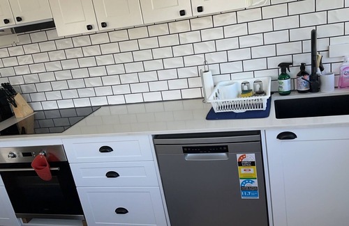 Clontarf House | Vandy Beach House. Cosy with direct water views.
