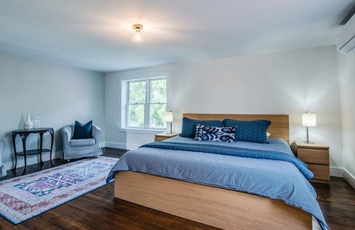 Valois House | Vanster House overlooking Seneca Lake