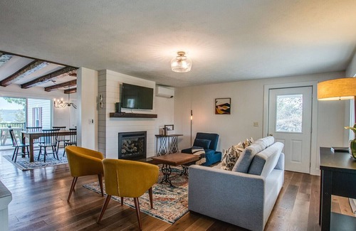Valois House | Vanster House overlooking Seneca Lake
