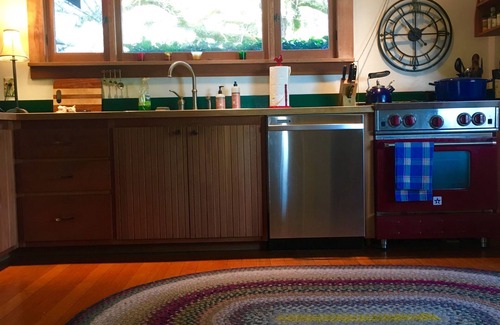 South Colby House | Vashon Craftsman Retreat with Mount Rainier view