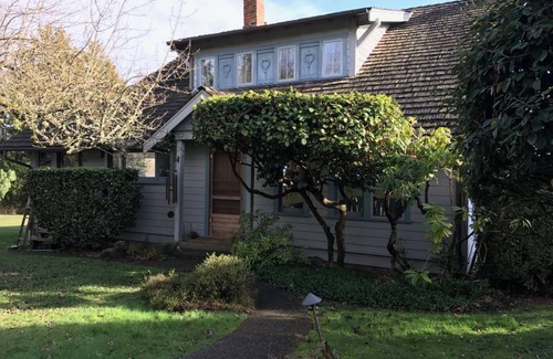 South Colby House | Vashon Craftsman Retreat with Mount Rainier view