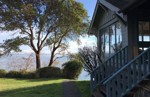 South Colby House | Vashon Craftsman Retreat with Mount Rainier view