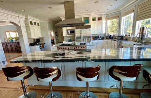Inkom House | Vast Family Home- VIEWS pool table private