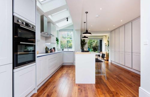 Oval House | Veeve - Embassy Elegance