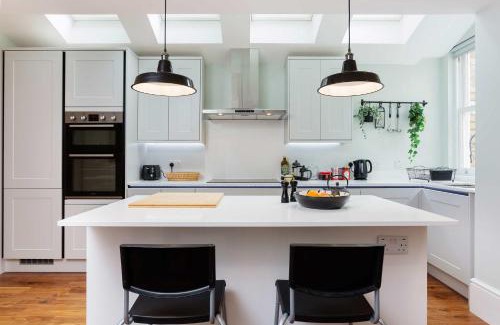 Oval House | Veeve - Embassy Elegance
