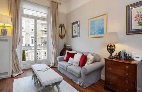 Redcliffe Apartment | Veeve - South Kensington Charm