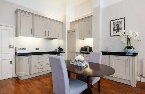Redcliffe Apartment | Veeve - South Kensington Charm