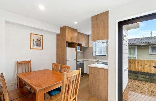 Mangere House | Ventura Retreat Townhouse with Parking and Patio