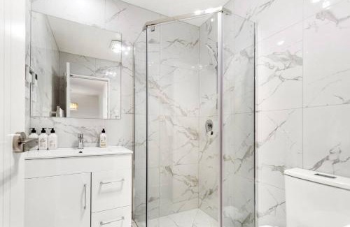 Mangere House | Ventura Retreat Townhouse with Parking and Patio