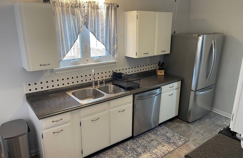 Vermilion Cottage | Vermilion cottage with 6 beds, beach access, AC, WiFi, dishwasher & pet friendly