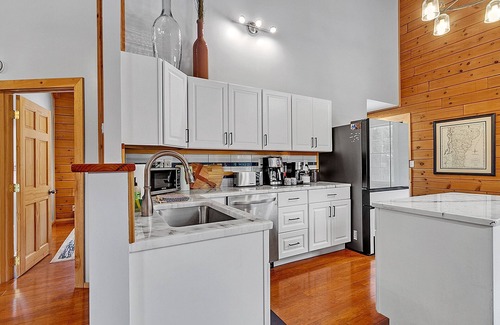 Warren Cabin | Vermont cabin w/porch & forest charm