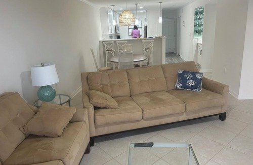 Central Beach Condo | Vero Beach 2Bed 2Bath Condo with, Pool, Tennis, Pickleball, Fitness Next 2 Beach