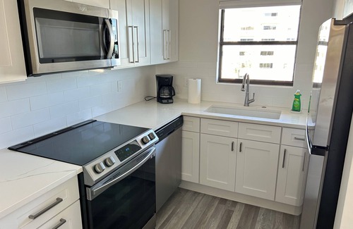 Central Beach Condo | Vero Beach 2Bed 2Bath Condo with, Pool, Tennis, Pickleball, Fitness Next 2 Beach