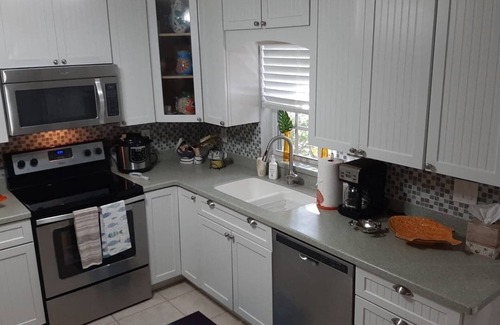 Florida Ridge House | VeroHouse: 3BR 2BA, pet friendly, beautiful fenced back yard, quiet neighborhood