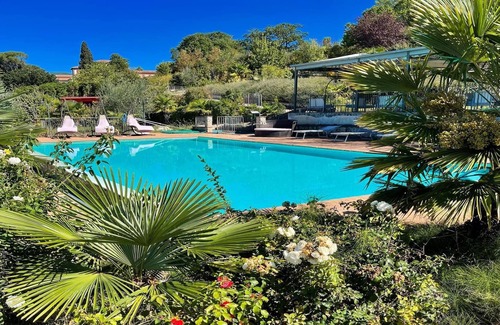 Spoleto Villa | Very pretty Spoleto-poolside-sleeps-20/pool, Jacuzzi, Gardens - views