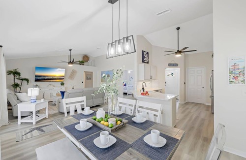 Trafalgar House | Very Private South Facing Pool/Spa Home Close to shopping and dining