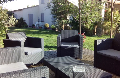 Cabrieres-d'Avignon House | Very quiet building with pool opposite the Luberon