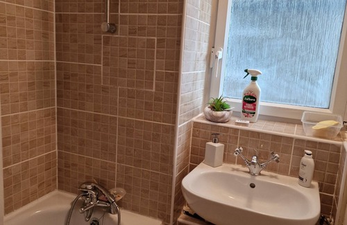 Clapton Apartment | Very Spacious. Clean and Central With Good Transport Link