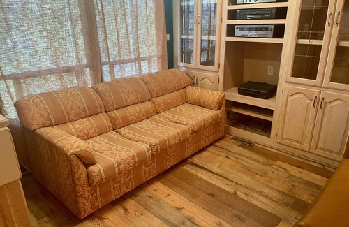 Mountain View House | Vibe'n in the View within walking distance from the square and Pickin' Park.