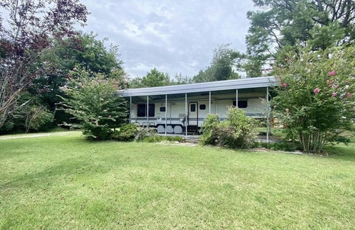 Mountain View House | Vibe'n in the View within walking distance from the square and Pickin' Park.