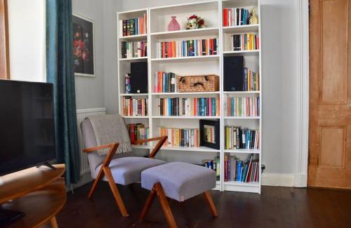 Dunfermline Apartment | Vibrant 1BD flat with Garden in Dunfermline, Fife