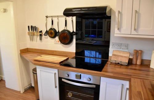Dunfermline Apartment | Vibrant 1BD flat with Garden in Dunfermline, Fife